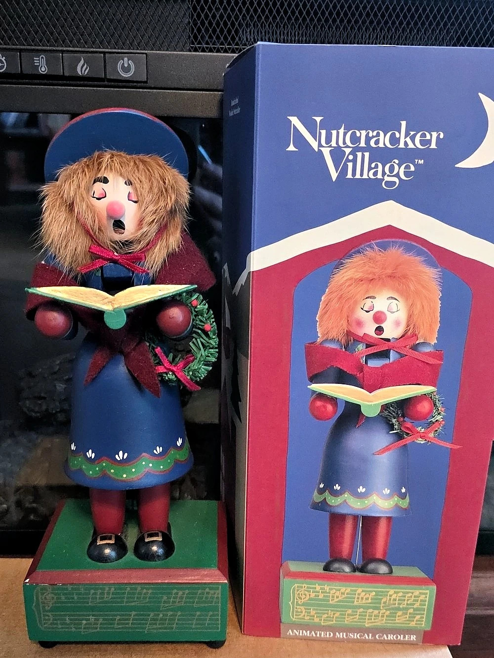 Vintage Nutcracker Village Animated Musical Caroler Holiday Decor